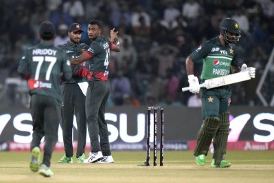শরিফুলের আঘাতে পড়েছে প্রথম উইকেট।