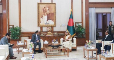 প্রধানমন্ত্রী শেখ হাসিনার সঙ্গে সাক্ষাৎ করেন পাকিস্তানের বিদায়ী হাইকমিশনার ইমরান আহমেদ সিদ্দিকী (ছবি: ফোকাস বাংলা)