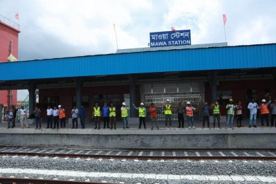 ছবিতে পদ্মার বুক চিরে ঢাকা-ফরিদপুর ট্রেন চলাচল