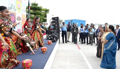দিল্লিতে পালাম বিমান ঘাঁটিতে প্রধানমন্ত্রীকে সংবর্ধনা (ছবি: ফোকাস বাংলা)