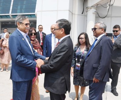 ইন্দোনেশিয়ার জ্বালানি ও খনিজ সম্পদ মন্ত্রী আরিফিন তাসরিফ এবং ইন্দোনেশিয়ায় বাংলাদেশ মিশনের ঊর্ধ্বতন কর্মকর্তারা রাষ্ট্রপতিকে বিদায় জানান (ছবি: ফোকাস বাংলা)