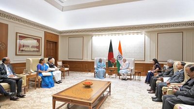 ভারতের প্রধানমন্ত্রীর সরকারি বাসভবনে দ্বিপক্ষীয় বৈঠকে শেখ হাসিনা ও নরেন্দ্র মোদি। সঙ্গে দুপক্ষের প্রতিনিধি দলের সদস্যরা