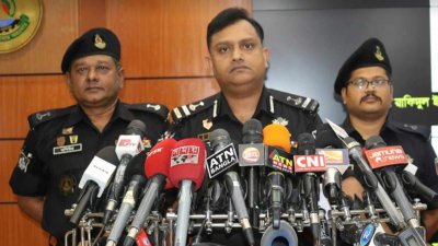 সংবাদ সম্মেলনে র&zwnj;্যাবের আইন ও গণমাধ্যম শাখার পরিচালক কমান্ডার খন্দকার আল মঈন
