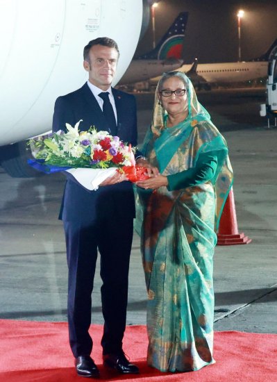 ফ্রান্সের প্রেসিডেন্ট ইমানুয়েল ম্যাক্রোঁকে বিমানবন্দরে স্বাগত জানান প্রধানমন্ত্রী শেখ হাসিনা (ছবি: ফোকাস বাংলা)