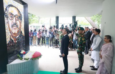 ধানমন্ডি-৩২ এ বঙ্গবন্ধুর প্রতি ফ্রান্সের প্রেসিডেন্ট ইমানুয়েল ম্যাক্রোঁর শ্রদ্ধা (ছবি: ফোকাস বাংলা)