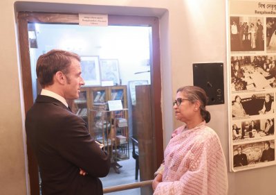 বঙ্গবন্ধুর পরিবারের নিহত সব সদস্যের প্রতি শ্রদ্ধা জানান প্রেসিডেন্ট ইমানুয়েল ম্যাক্রোঁ (ছবি: ফোকাস বাংলা)