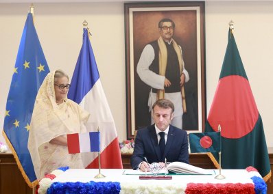 প্রধানমন্ত্রীর কার্যালয়ের সাক্ষাৎ বইতে স্বাক্ষর করেন ফ্রান্সের প্রেসিডেন্ট ইমানুয়েল ম্যাক্রোঁ (ছবি: ফোকাস বাংলা)