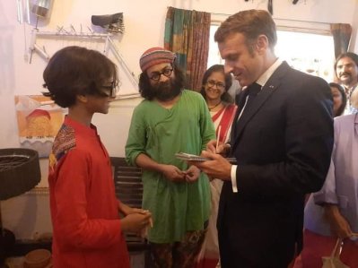 রাহুল আনন্দের ছেলে তোতাকে অটোগ্রাফ দিয়েছেন ফ্রান্সের প্রেসিডেন্ট ইমানুয়েল ম্যাক্রোঁ (ছবি: আলিয়ঁস ফ্রঁসেজ)