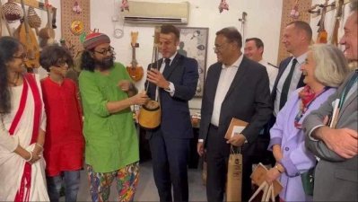 রাহুল আনন্দের বাসায় ফ্রান্সের প্রেসিডেন্ট ইমানুয়েল ম্যাক্রোঁ (ছবি: আলিয়ঁস ফ্রঁসেজ)