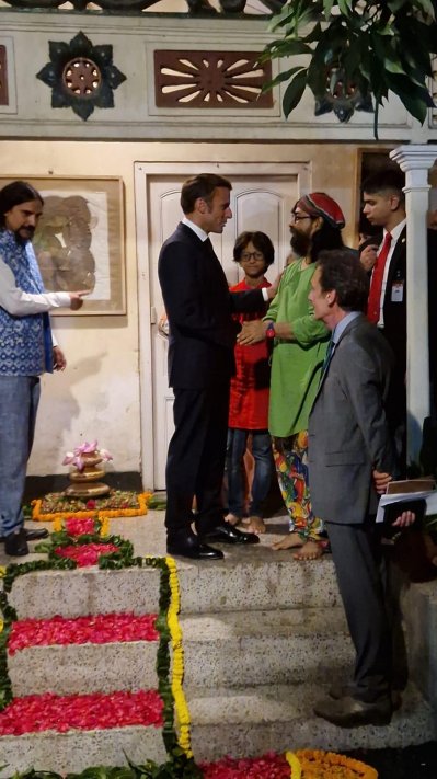 রাহুল আনন্দের বাসায় ফ্রান্সের প্রেসিডেন্ট ইমানুয়েল ম্যাক্রোঁ (ছবি: আলিয়ঁস ফ্রঁসেজ)