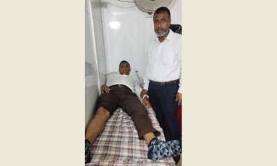 প্রাথমিক চিকিৎসা দেওয়া হয় আহতদের