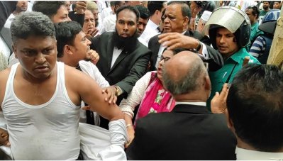 সিএমএম আদালতের সামনে আইনজীবী-পুলিশ সংঘর্ষ