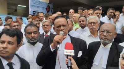 বিএনপিপন্থি আইনজীবীরা অভিযোগ করে বলেন, সব পুলিশ এডিসি হারুন হতে চায়