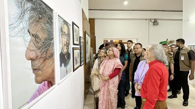 বিভিন্ন আঁকা ছবি ঘুরে দেখছেন অতিথিরা