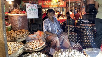 বেশি দামে ডিম বিক্রি করায় ২ হাজার টাকা জরিমানা করা হয় এই ব্যবসায়ীকে