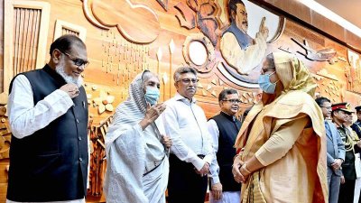 বিমানবন্দরে প্রধানমন্ত্রী শেখ হাসিনা (ছবি: ফোকাস বাংলা)