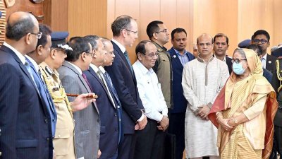বিমানবন্দরে প্রধানমন্ত্রী শেখ হাসিনা (ছবি: ফোকাস বাংলা)