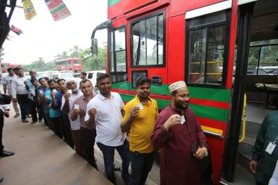 ঢাকা এলিভেটেড এক্সপ্রেসওয়েতে বিআরটিসির বাস চলাচল শুরু (ছবি: নাসিরুল ইসলাম )