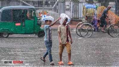 বৃষ্টির মধ্যে পলিথিন মাথায় দিয়ে রাস্তা পার হচ্ছে দুই শিশু