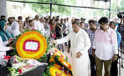 শহীদ মিনারে তথ্যমন্ত্রীর শ্রদ্ধা নিবেদন