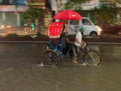 বৃষ্টিতে তলিয়ে গেছে রাজধানীর সড়ক-অলিগলি