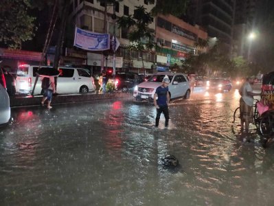 বৃষ্টিতে তলিয়ে গেছে রাজধানীর সড়ক-অলিগলি