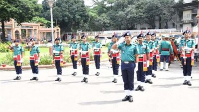 বিদায়ী কমিশনার খন্দকার গোলাম ফারুককে বিদায়ী সালাম দেয় ঢাকা মেট্রোপলিটন পুলিশের সুসজ্জিত চৌকস দল