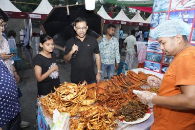 তেলে ভাজা সামুদ্রিক মাছসহ মজাদার খাবার