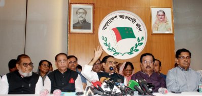 আওয়ামী লীগের কেন্দ্রীয় কার্যালয়ে যৌথসভা শেষে সাংবাদিকদের সঙ্গে কথা বলেন ওবায়দুল কাদের (ছবি: ফোকাস বাংলা)