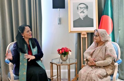 বাংলাদেশ ও রোহিঙ্গা বিষয়ক এপিপিজির চেয়ার এবং বিনিয়োগ ও ক্ষুদ্র ব্যবসা বিষয়ক ছায়ামন্ত্রী রুশনারা আলী ও প্রধানমন্ত্রী শেখ হাসিনা (ছবি: ফোকাস বাংলা)