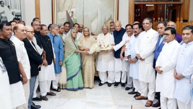 প্রধানমন্ত্রী বিমানবন্দরে পৌঁছালে তাকে ফুল দিয়ে স্বাগত জানান আওয়ামী লীগের কেন্দ্রীয় নেতারা  ছবি: ফোকাস বাংলা