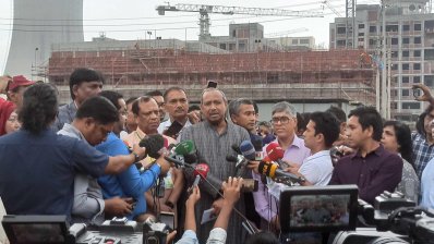 প্রকল্প পরিদর্শনে এসে সাংবাদিকদের সঙ্গে কথা বলছেন বিজ্ঞান ও প্রযুক্তিমন্ত্রী স্থপতি ইয়াফেস ওসমান