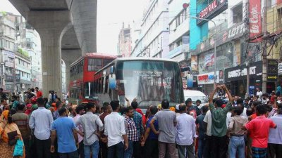 শ্রমিকদের অবরোধের কারণে সড়কে যানজট