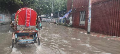 টানা বৃষ্টিতে রাজধানীর বিভিন্ন এলাকায় রাস্তাঘাট পানির নিচে (ছবি: আবির হাকিম)