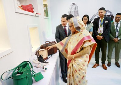 চতুর্থ বাংলাদেশ লেদার ফুটওয়্যার অ্যান্ড লেদারগুডস ইন্টারন্যাশনাল সোর্সিং শো (ব্লিস)-২০২৩ উদ্বোধনের পর ঘুেরে দেখেন প্রধানমন্ত্রী শেখ হাসিনা (ছবি: ফোকাস বাংলা)