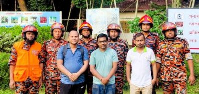 উদ্ধারের পর ফায়ার সার্ভিস কর্মকর্তাদের সঙ্গে তিন পর্যটক