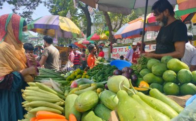 মুরগির দাম লাগামহীন, মাছ-সবজির বাজারও চড়া