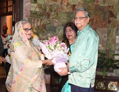 শেখ হাসিনা বঙ্গভবনে এসে পৌঁছালে রাষ্ট্রপতি মো. সাহাবুদ্দিন ও ফার্স্ট লেডি ড. রেবেকা সুলতানা তাকে ফুল দিয়ে স্বাগত জানান