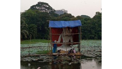 কালী মন্দির এলাকার পুকুরে শিব মূর্তির কারুকাজে ব্যস্ত কারিগররা