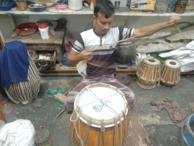 ঢোল তৈরির কাজে ব্যস্ত একজন কারিগর