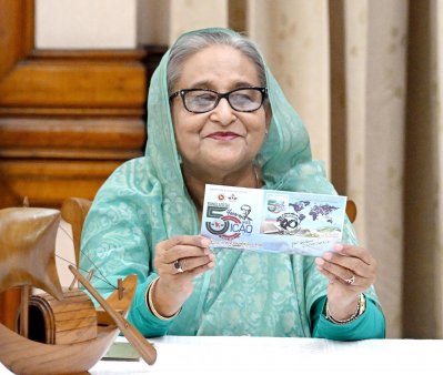আন্তর্জাতিক সিভিল এভিয়েশনে বাংলাদেশের সদস্যপদের ৫০ বছর পূর্তি উপলক্ষে ৫০ টাকা মূল্যের একটি স্মারক ডাকটিকিটও অবমুক্ত করেন প্রধানমন্ত্রী (ছবি: ফোকাস বাংলা)