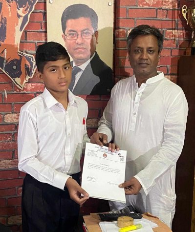 ‘এক ঘণ্টার কাউন্সিলর’ হিসেবে স্কুলছাত্র মোহাম্মদ সিয়ামকে দায়িত্ব বুঝিয়ে দেন ডিএসসিসি’র ২১ নম্বর ওয়ার্ড কাউন্সিলর মোহাম্মদ আসাদুজ্জামান আসাদ