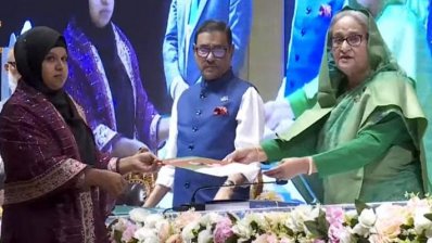 সড়ক দুর্ঘটনায় নিহত ব্যক্তিদের পরিবার ও আহত ব্যক্তিদের হাতে আর্থিক সহায়তার চেক তুলে দেন প্রধানমন্ত্রী