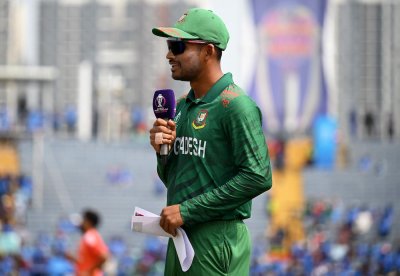 টস করেছেন সাকিবের ডেপুটি নাজমুল হোসেন শান্ত।