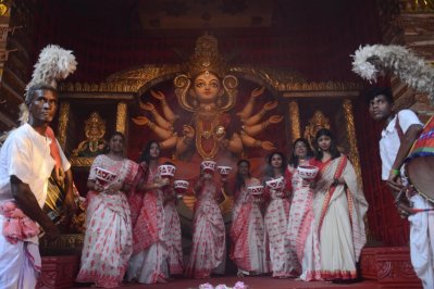কলকাতার দুর্গাপুজো, আজ পঞ্চমী (ফটো স্টোরি)