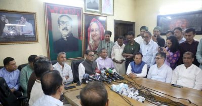 ধানমন্ডিতে আওয়ামী লীগ সভাপতি শেখ হাসিনার রাজনৈতিক কার্যালয়ে সাংবাদিকদের সঙ্গে কথা বলেন ওবায়দুল কাদের (ছবি: ফোকাস বাংলা)