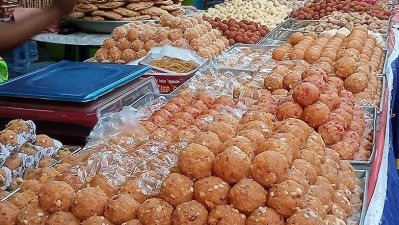 দোকানে রয়েছে হরেক রমকমের মিষ্টি, সন্দেশ, বাতাসা