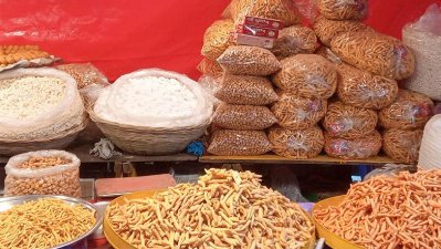 মন্দির ঘিরে বসেছে বাহারি খাবারের দোকান