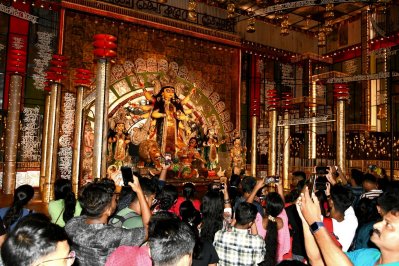 বালিগঞ্জে পূজামণ্ডপে মানুষের ভিড়