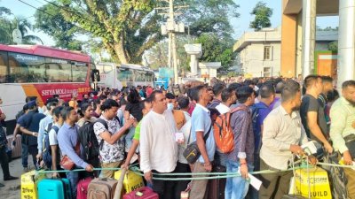 বেনাপোল স্থলবন্দরে ভারতমুখী পাসপোর্টধারী যাত্রীদের ভিড়